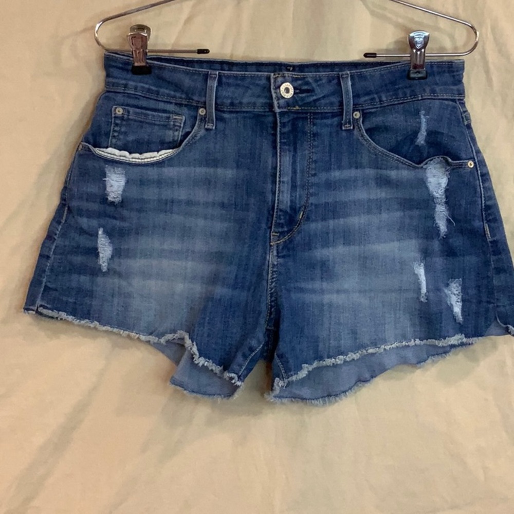 Signature Levi’s Hi-Rise Distressed Women's  Cutoff Shorts
